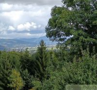 Kilátás a természetre a staškovi kunyhóból, háttérben erdőkkel és dombokkal.