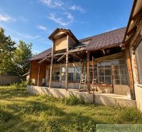 Felújítás alatt álló verandás családi ház Vištukban, zöldövezetben és fákkal körülvéve.