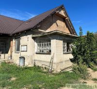 Családi ház Vištukban egyszerű homlokzati részletekkel és füves telekkel.