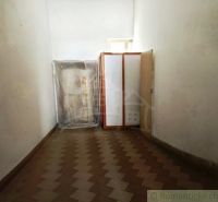 Keskeny tér fa mintázatú padlóval és tárolóhellyel kereskedelmi helyiségekben.