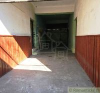 Kék Kő kereskedelmi helyiségeiben található garázs fa burkolatú falakkal.