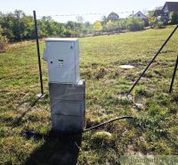 Elektromos szekrény a Krupinai Kertekben a zöld réten.