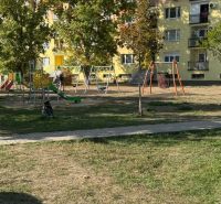 Játszótér a lakóház előtt a Generál Klapka utcában, Komáromban.