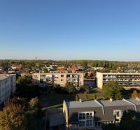 Komárom, Klapka György utca, kilátás egy 3 szobás lakásból a környező épületekre és a zöldterületre.