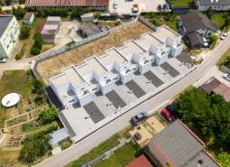 Házak építése Felsősztrédán, a Felsősztrédai utcában, sorházak kavicsos megközelítési úttal.