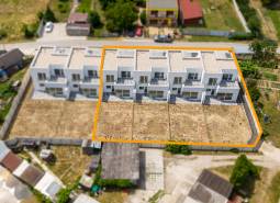 Felsősztrede házépítés a Felsősztrede utcában, kiemelt parcellákkal.