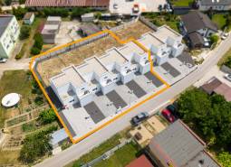 Alacsony energiafelhasználású, modern házak építése Felsősztrede utcájában, Felsősztrede városában.