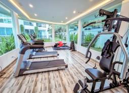 Belső fitneszterem edzőgépekkel lakóépületben.