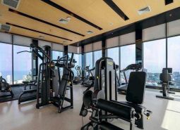 Fitneszközpont a Pattaya-ra néző lakások építésében.