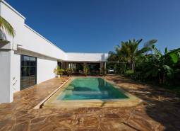 Fehér építészet medencével a zöldövezet közepén Paje-ban, Unguja déli régiójában.