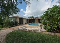 Egy medencés ház zöldövezetben, a Paje utcában, Unguja déli régiójában.