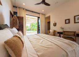 Hálószoba belső tér tágas ággyal és kilátással a teraszra, házépítés.