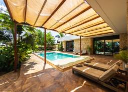 Egy családi ház kertje a Paje utcában, Unguja South régióban, medencével és napozóágyakkal.