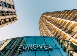 Kilátás a pozsonyi Pribinova utcában található Eurovea épületére, homlokzat és üvegkonstrukció.