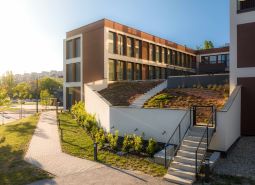 Lakásépítés a Mierová utcában, Pozsony - Ružinov, rendezett zöldterülettel.