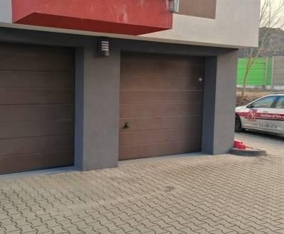 Murovaná garáž v bytovom dome, 18m2, ul. Odbojárov, Sihoť, Trenčín