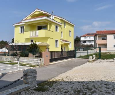 CHORVÁTSKO - Apartmánový dom s troma apartmánmi - VRSI, Zadar