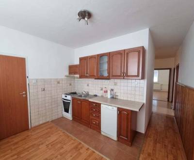 NÁJOM: 4 izbový  byt v Komárne / ul. Gazdovská 