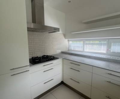 Kiadó Családi ház, Családi ház, Popovova, Bratislava - Dúbravka, Szlov