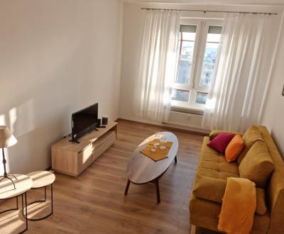 Kiadó 2 szobás lakás, 2 szobás lakás, Školská, Bratislava - Staré Mest