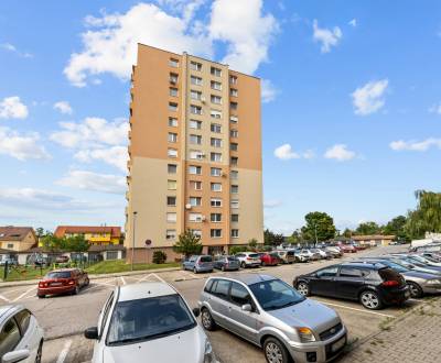 SENEC - 3 szobás, modern, felújított lakás a központban loggiával