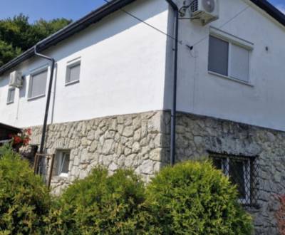 ELADÓ 1 és 1/2 szobás lakás, Holloháza, Magyarország