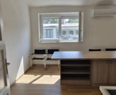 ELADÓ 1 és 1/2 szobás lakás, Holloháza, Magyarország