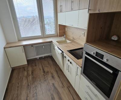 Felújított, napfényes 3 szobás lakás Pöstyén szívében