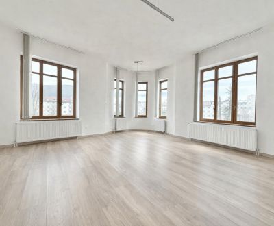 Kiadó tágas irodák Zsolna központjában, Hlinkovo téren