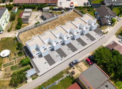 Házak építése Felsősztrédán, a Felsősztrédai utcában, sorházak kavicsos megközelítési úttal.