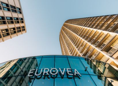 Kilátás a pozsonyi Pribinova utcában található Eurovea épületére, homlokzat és üvegkonstrukció.