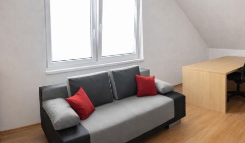 Irodahelység, Veľká Okružná, kiadó, Žilina, Szlovákia
