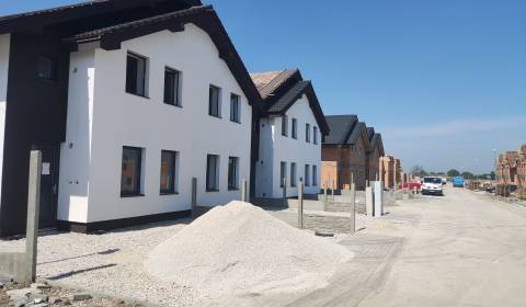 4 szobás lakás, Rumančeková, eladó, Dunajská Streda, Szlovákia