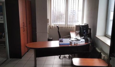 4 kancelárie v samostatnej časti budovy, Drobného ul., Dúbravka