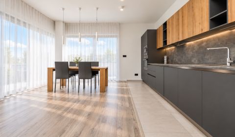 Kiadó 4 szobás lakás, 4 szobás lakás, Javorinská, Bratislava - Staré M