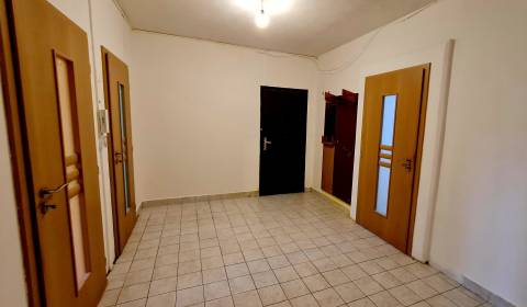 Eladó 4 szobás lakás, 4 szobás lakás, Učiteľská, Banská Štiavnica, Szl