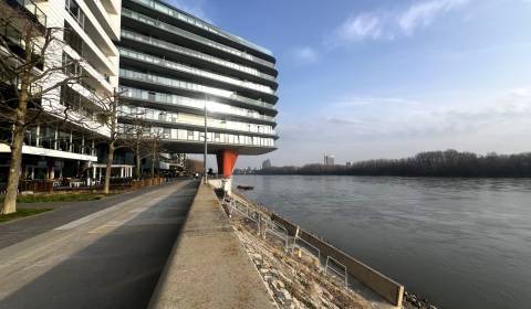 Luxusný 3i byt, priamy výhľad na Dunaj, 3x garáž, River Park
