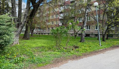 PREDAJ: TEHLOVÝ 2,5 izb. byt s balkónom, 64 m2 SÍDLISKO - B. Bystrica