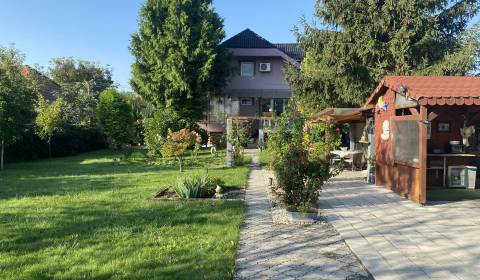 Na predaj krásny trojgeneračný rodinný dom s veľkou relaxačnou záhrado