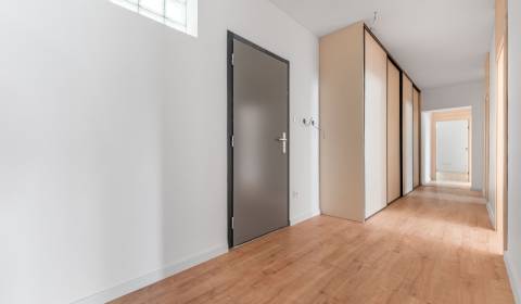 Eladó 4 szobás lakás, 4 szobás lakás, Konštantína Čulena, Trnava, Szlo