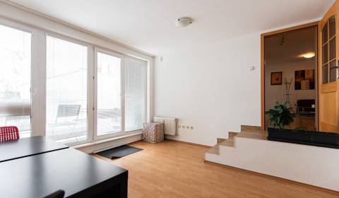 Kiadó 4 szobás lakás, 4 szobás lakás, Zámocká, Bratislava - Staré Mest