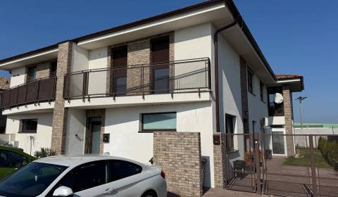 Eladó 3 szobás lakás, 3 szobás lakás, Mládežnícka štvrť, Galanta, Szlo