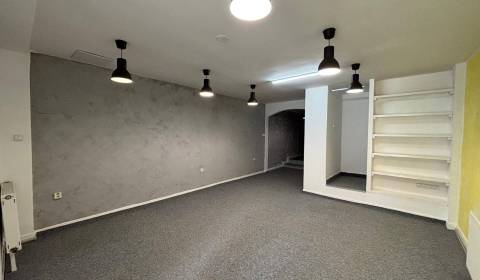 Kiadó Üzlethelység, Üzlethelység, Námestie sv. Egídia , Poprad, Szlová