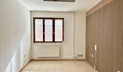 Kiadó Irodahelység, Irodahelység, Hlavná, Trnava, Szlovákia