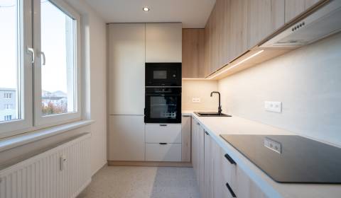 Eladó 3 szobás lakás, 3 szobás lakás, Petra Jilemnického, Ilava, Szlov