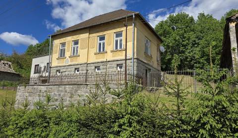 Családi ház eladó festői környezetben, Chrťanyban
