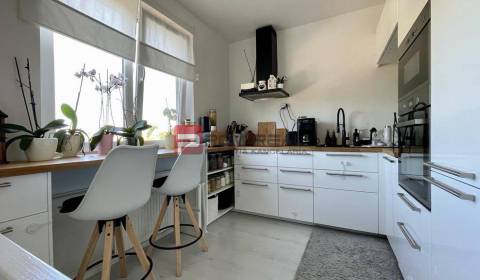 Eladó 3 szobás lakás, 3 szobás lakás, centrum, Senec, Szlovákia