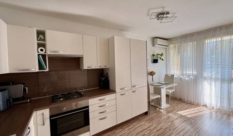 Eladó 3 szobás lakás, 3 szobás lakás, Gejzu Dusíka, Trnava, Szlovákia