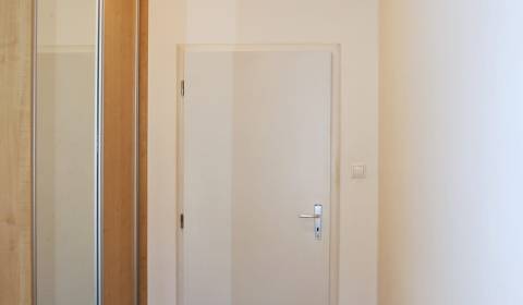 Kiadó 4 szobás lakás, 4 szobás lakás, Hradská, Bratislava - Vrakuňa, S