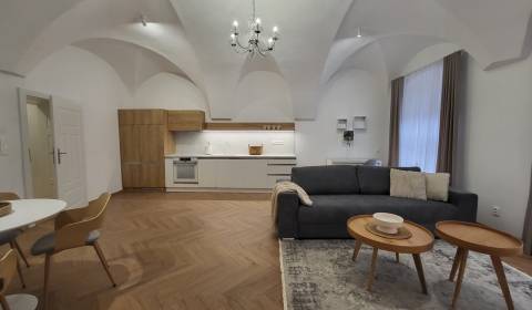 Kiadó 2 szobás lakás, 2 szobás lakás, Kapitulská, Banská Bystrica, Szl